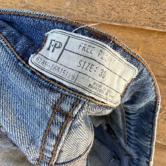 Free People Blue Denim Straight Cropped Boyfriend Style Jeans Size 30 - Picture 5 of 13